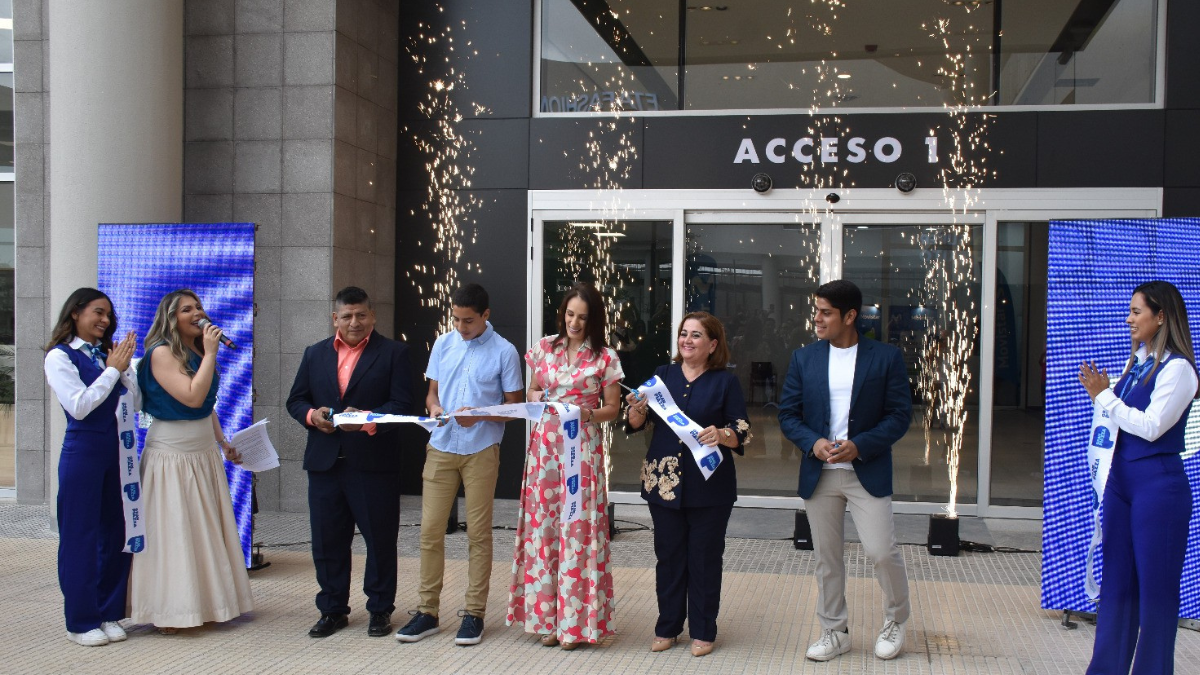 El corte de cinta se realizó en la entrada al mall.