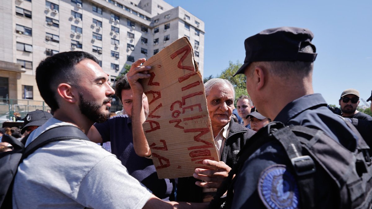 Un seguidor de la expresidenta de Argentina Cristina Fernández hablan con un miembro de la policía este miércoles, en la Ciudad de Buenos Aires (Argentina).