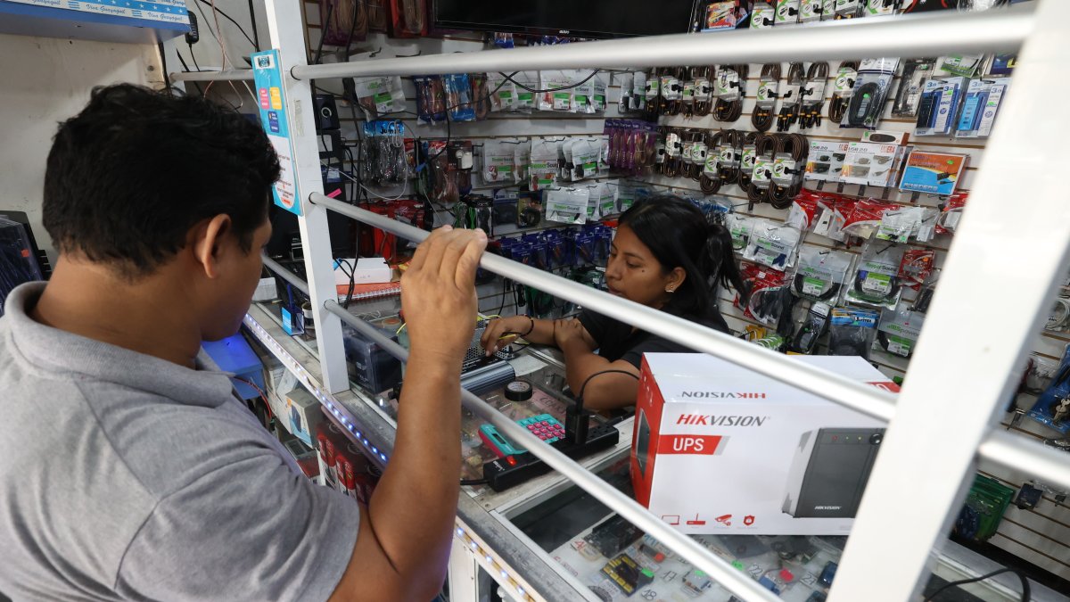 Alternativas. Una ejecutiva de ventas enseña las alternativas que hay para generar energía eléctrica en las horas de los apagones.