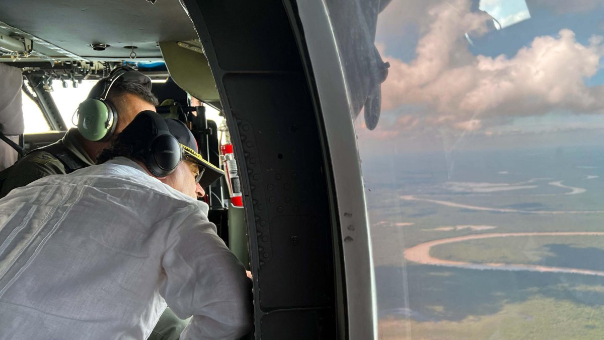 El mandatario Gustavo Petro durante un sobrevuelo este 13 de noviembre de 2024 en Quibdó (Colombia).