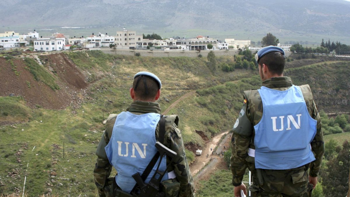 Cascos azules españoles desplegados en Líbano comenzaron a levantar una alambrada de espino en el sur de Líbano.