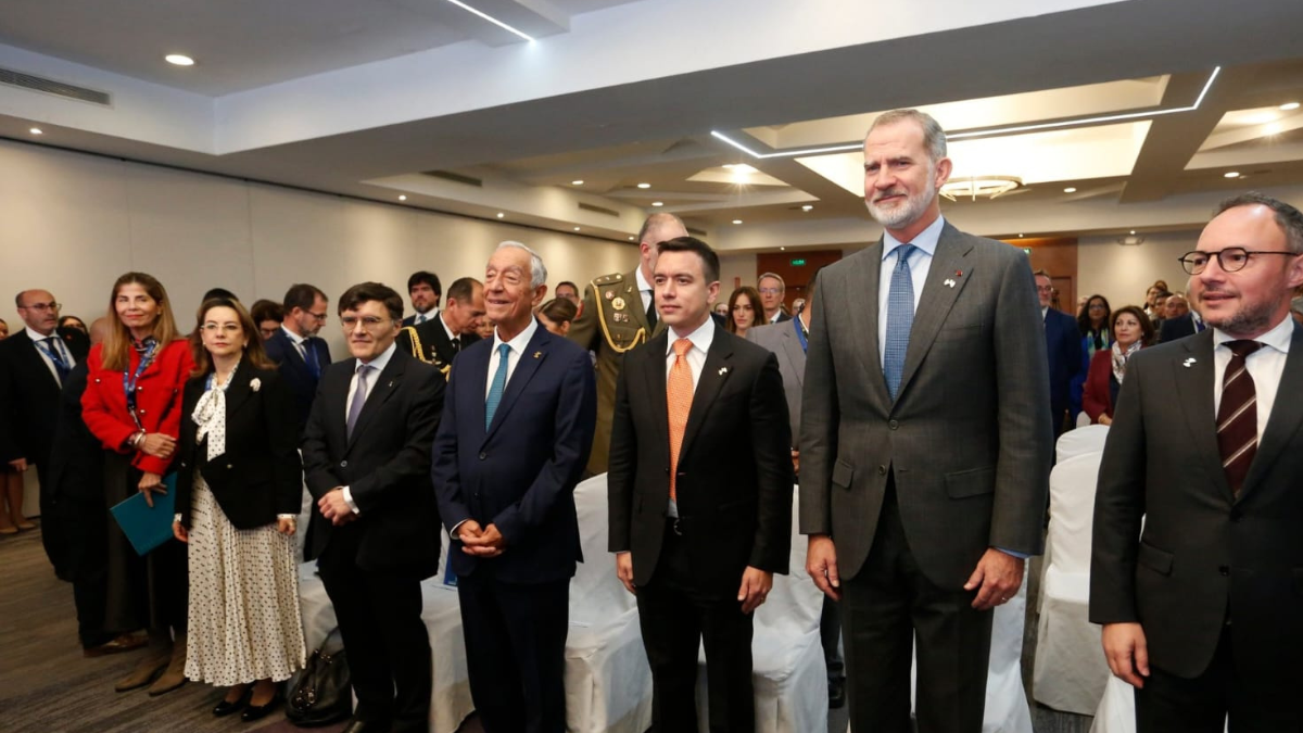 El presidente Daniel Noboa estuvo acompañado del mandatario de Portugal, Marcelo Rebelo de Sousa, (i) y el rey Felipe VI de España (d).