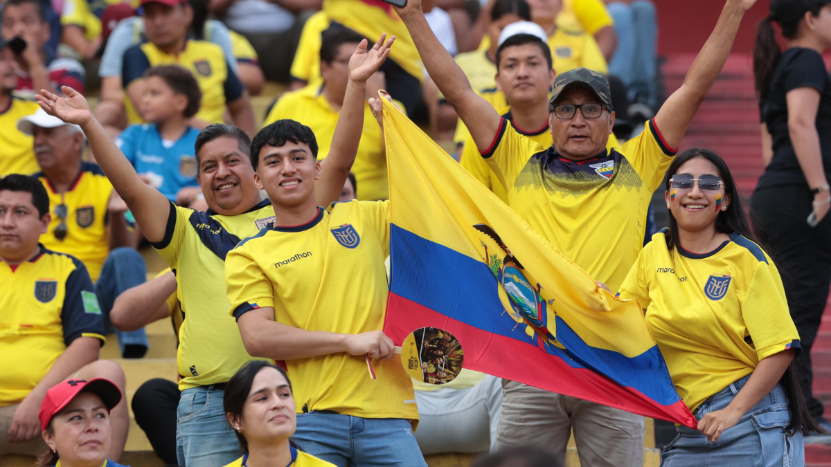 Los hinchas ecuatorianos apoyan a la Tri en el Monumental.