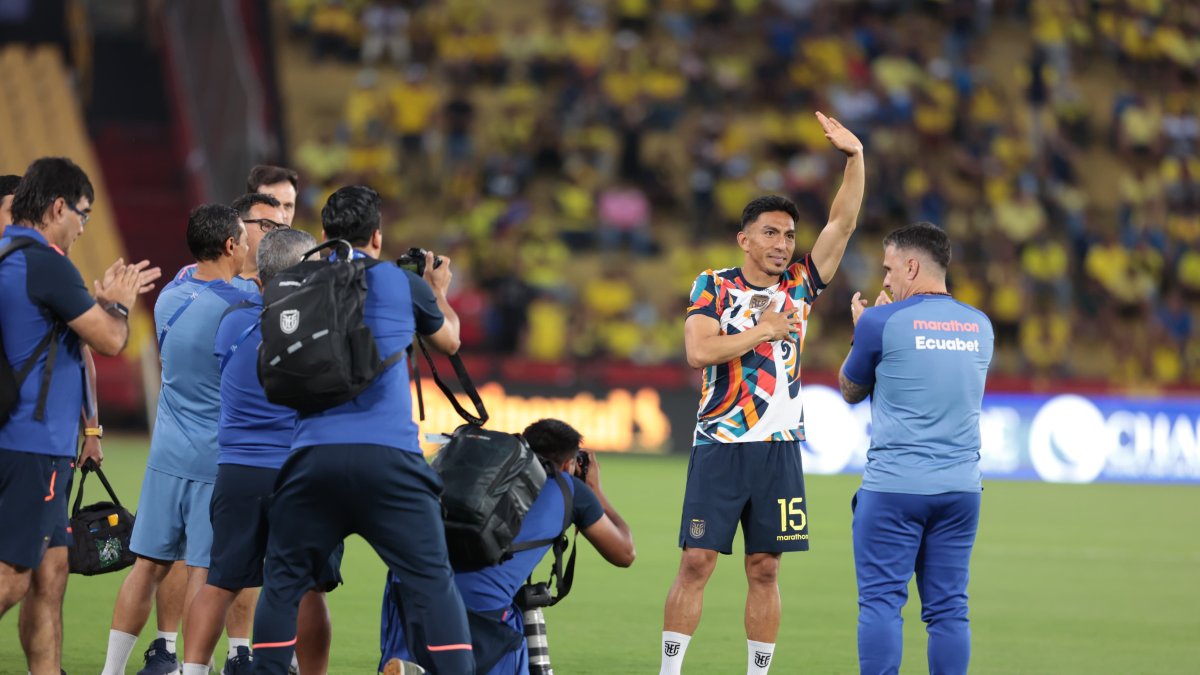 Angel Mena fue ovacionado por los miles de asistentes en el estadio Monumental de Guayaquil.