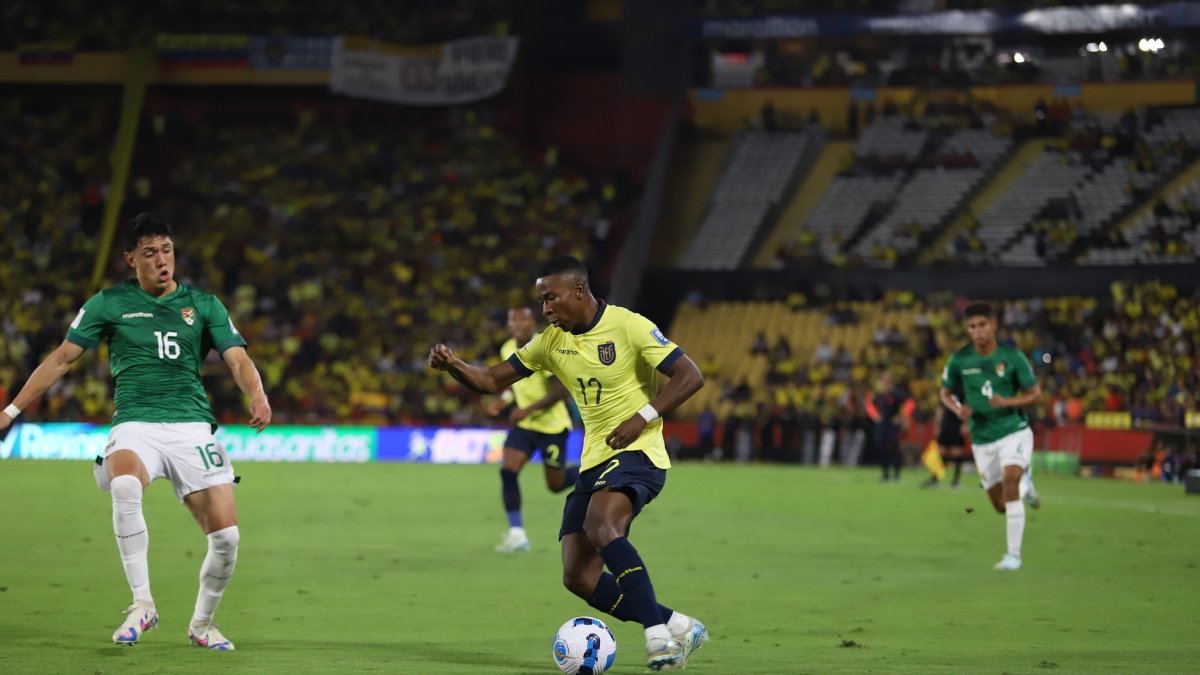 La selección de Ecuador y Bolivia juegan en el estadio Monumental.