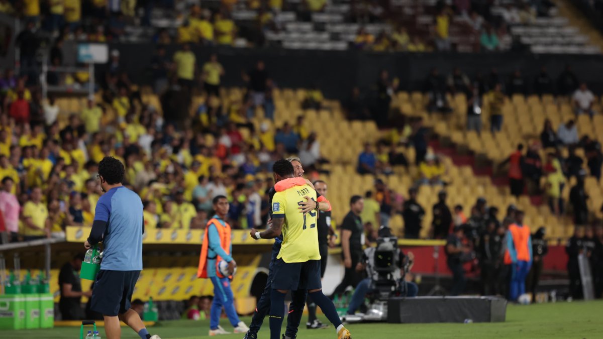Sebastian Beccacece (i), seleccionador de Ecuador, festeja uno de los goles de Gonzalo Plata en la victoria 4-0 sobre Bolivia del jueves 14 de noviembre.
