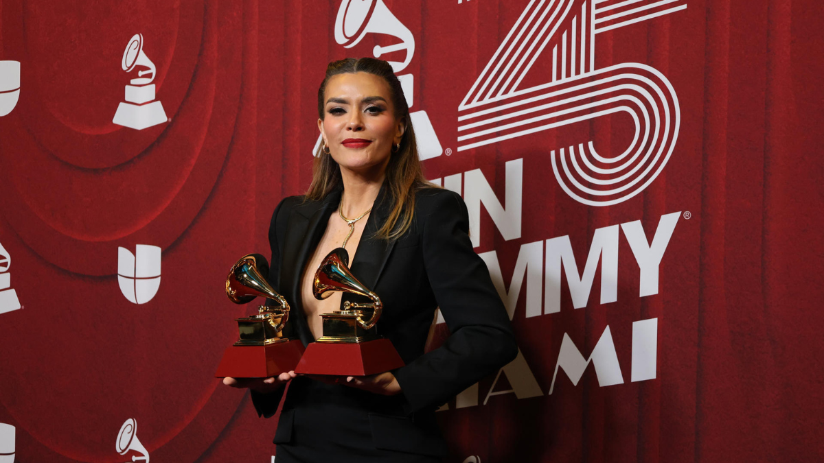 La cantante puertorriqueña Kany García posa con sus premios en la alfombra roja de la 25 entrega anual de los Premios Latin Grammy, este jueves, en el Kaseya Center de Miami, Florida.