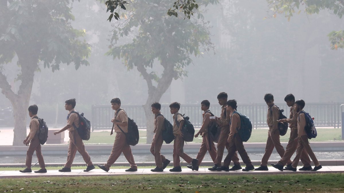 Un grupo de estudiantes camina de regreso a casa en uno de los días en los que Lahora volvió a ser considerada la más contaminada del mundo.