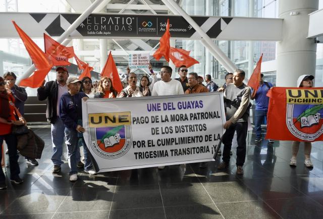 Plantón en el Ministerio de Finanzas: docentes reclaman equiparación salarial