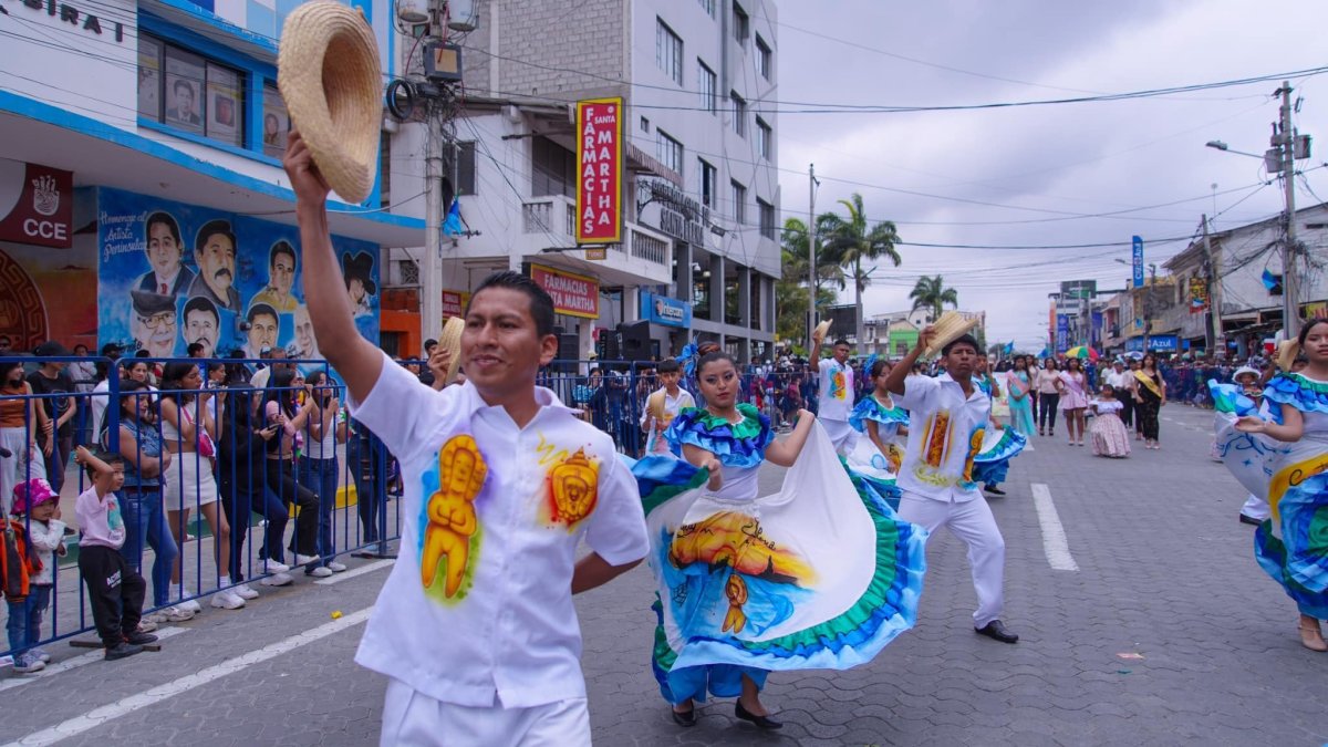 El desfile cultural ‘Arte, Color y Vida’ llena de vida y colores las calles de Santa Elena, evocando la rica tradición y ancestralidad de la península.