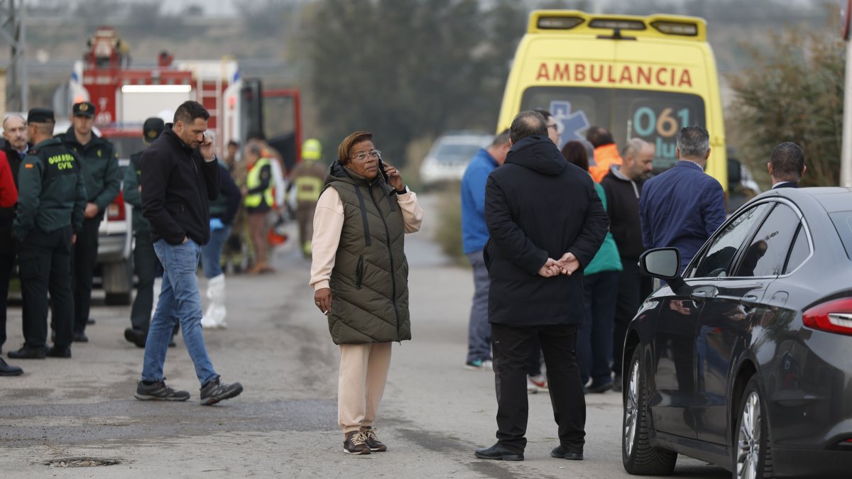 Miembros de los servicios de emergencia y familiares de residentes a las puertas de la residencia de mayores en Villafranca de Ebro (Zaragoza, norte).