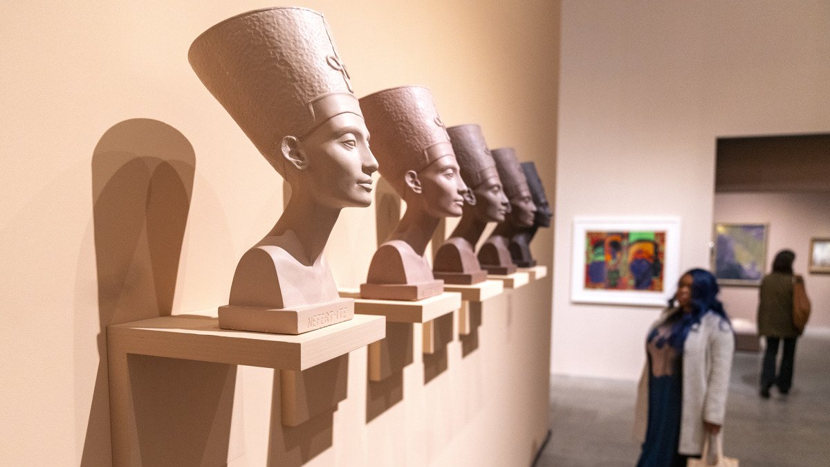 La serie 'Grey Area. Brown version' (1993) de Fred Wilson.