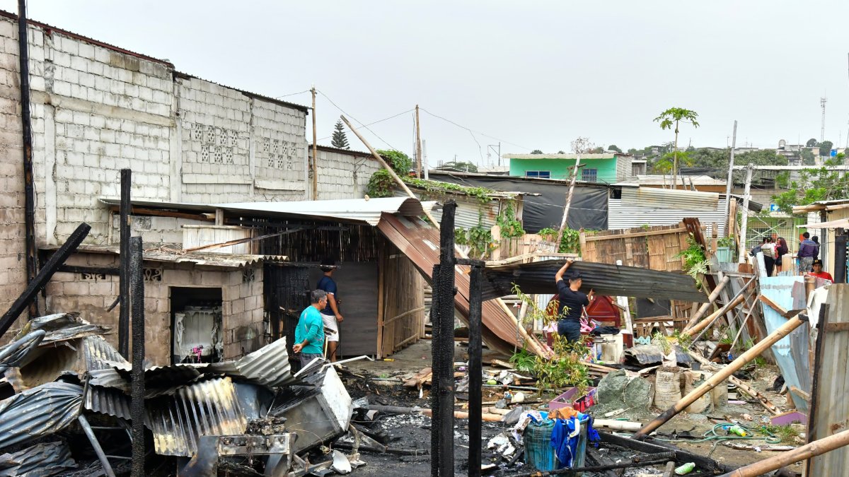 El incendio consumió cuatro viviendas que quedaron destruidas.