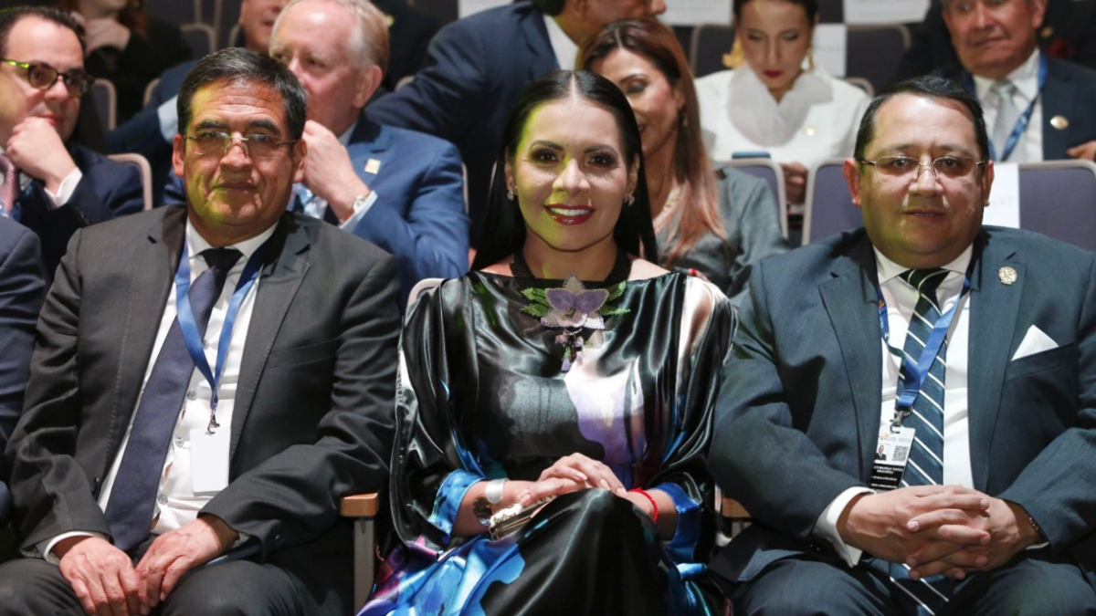 Diana Atamaint junto al contralor Mauricio Torres, en la Cumbre Iberoamericana de Jefes de Estado, en Cuenca.