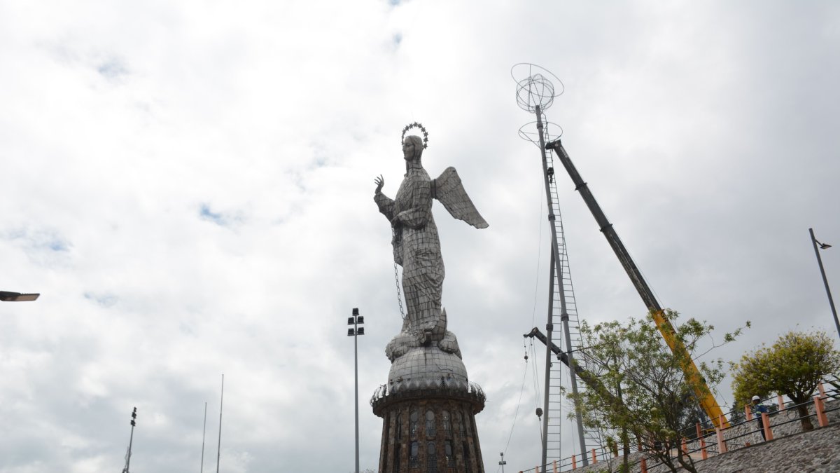 Este viernes 15 de noviembre se inició la instalación del pesebre en El Panecillo