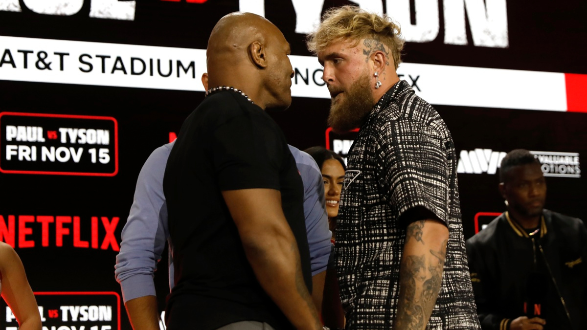 El exboxeador estadounidense Myke Tyson (i) y el boxeador y youtuber Jake Paul (d), en una imagen de archivo.