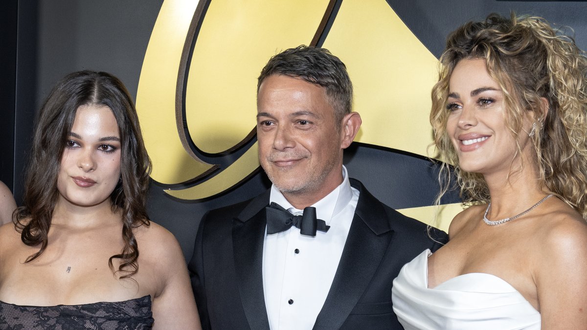 Alejandro Sanz entró acompañado a la gala Persona del Año acompañado de su hija Manuela y su pareja, Candela Marquez.