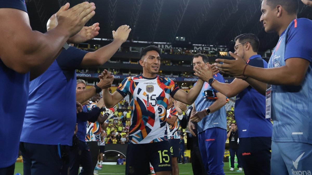 Ángel Mena y el túnel que le hicieron en el estadio Monumental.