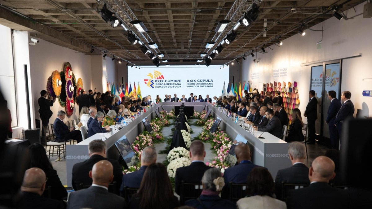 En la plenaria de la Cumbre Iberoamericana de Jefes de Estado se abordo el tema de la democracia en la región.