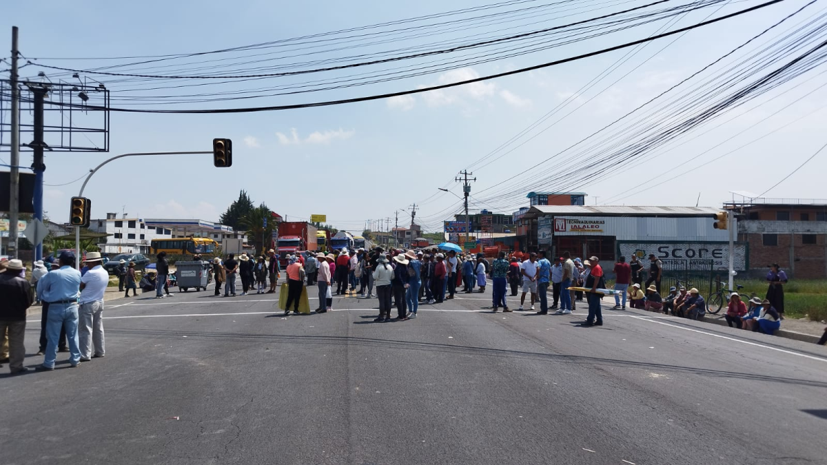 Desde el mediodía habitantes del norte de Ambato, Cunchibamba, cerraron el paso por la Panamericana.