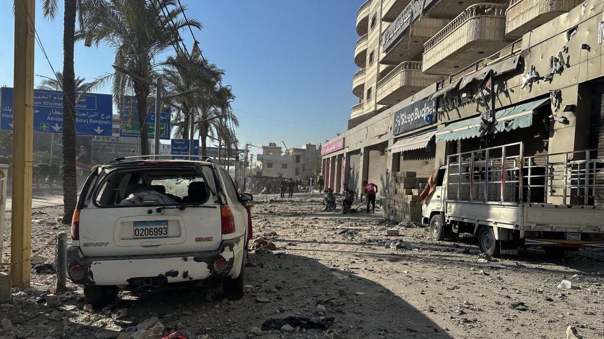 Escombros y vehículos dañados tras los bombardeos aéreos israelíes en el distrito de Dahye, en el sur de Beirut, Líbano, 15 de noviembre de 2024.