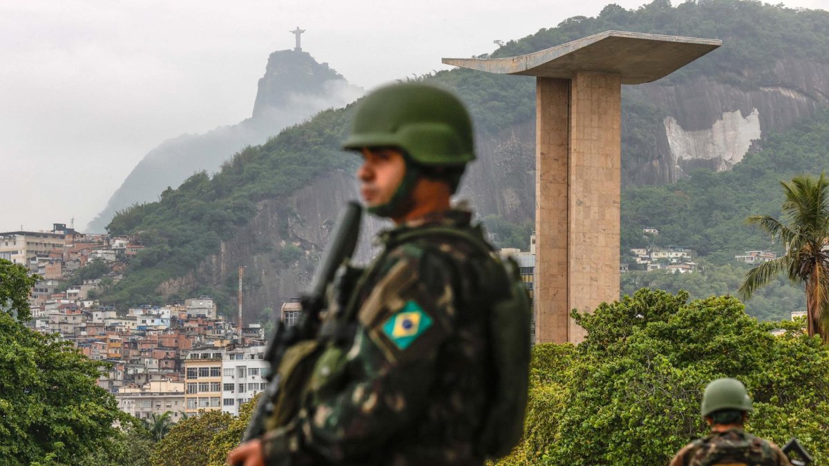 Soldados del ejército brasileño vigilan una zona cerca del Museo de Arte Moderno, este jueves en Río de Janeiro (Brasil).