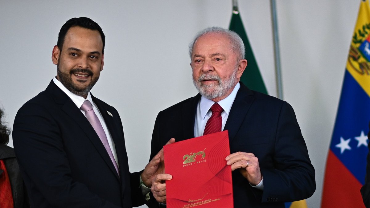 El embajador de Venezuela en Brasil, Manuel Vicente Vadell Aquino (i), entregando sus cartas credenciales al presidente de Brasil, Luiz Inácio Lula da Silva.