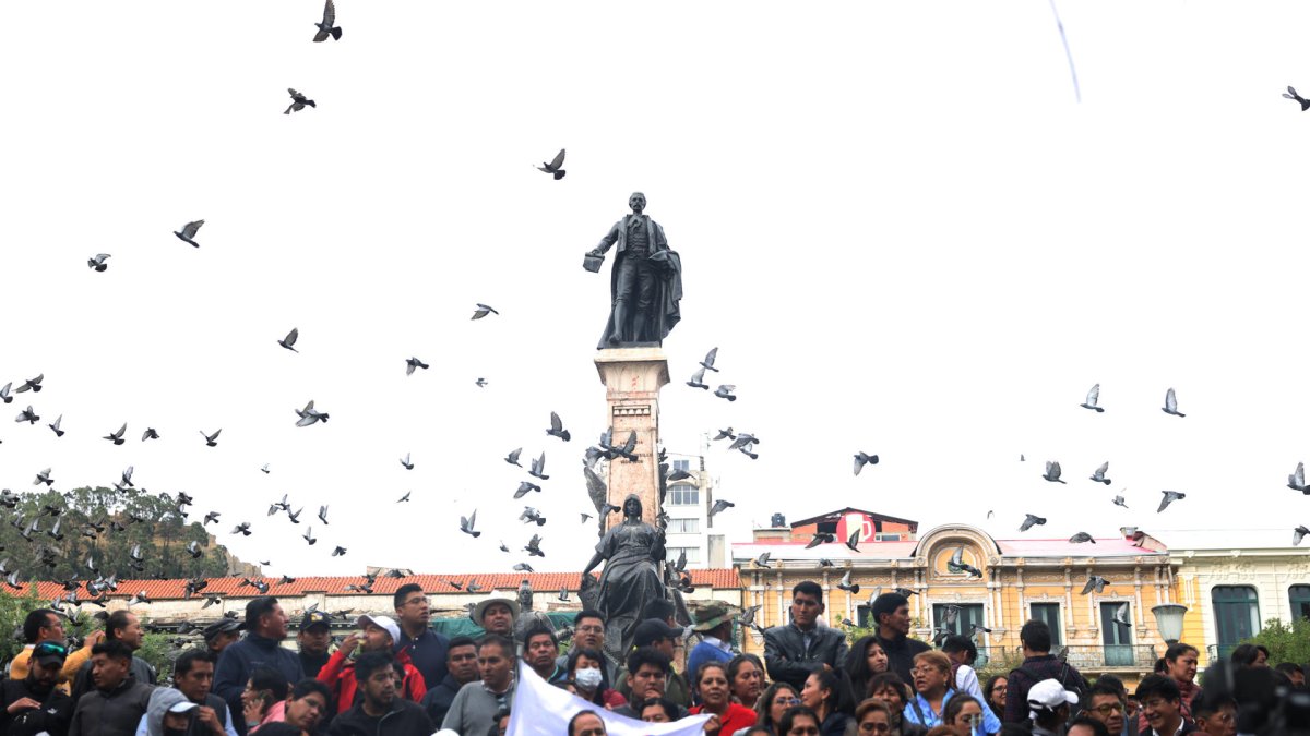 Seguidores del Presidente Luis Arce celebran en la plaza Murillo la decisión del Tribunal Constitucional que quita la presidencia del MAS a Evo Morales, este jueves, en La Paz (Bolivia).