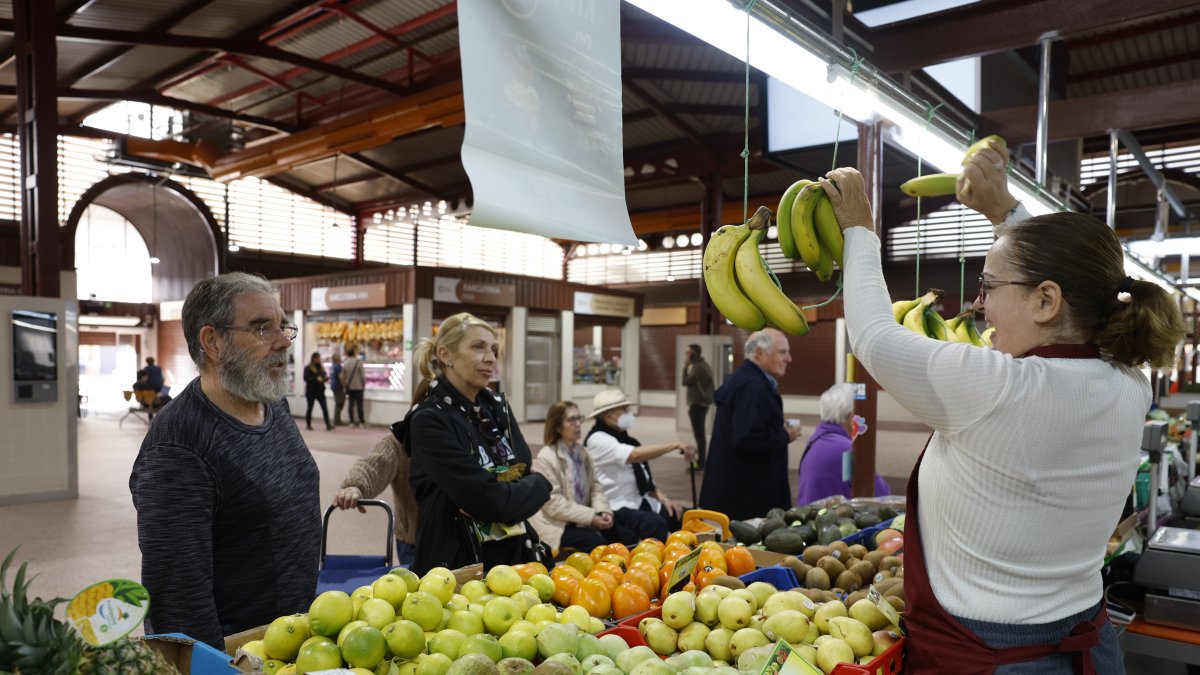 Reapertura del mercado de Aldaya (Valencia). La dana ha cambiado la vida de miles de personas y condicionado la economía, el transporte y la educación.