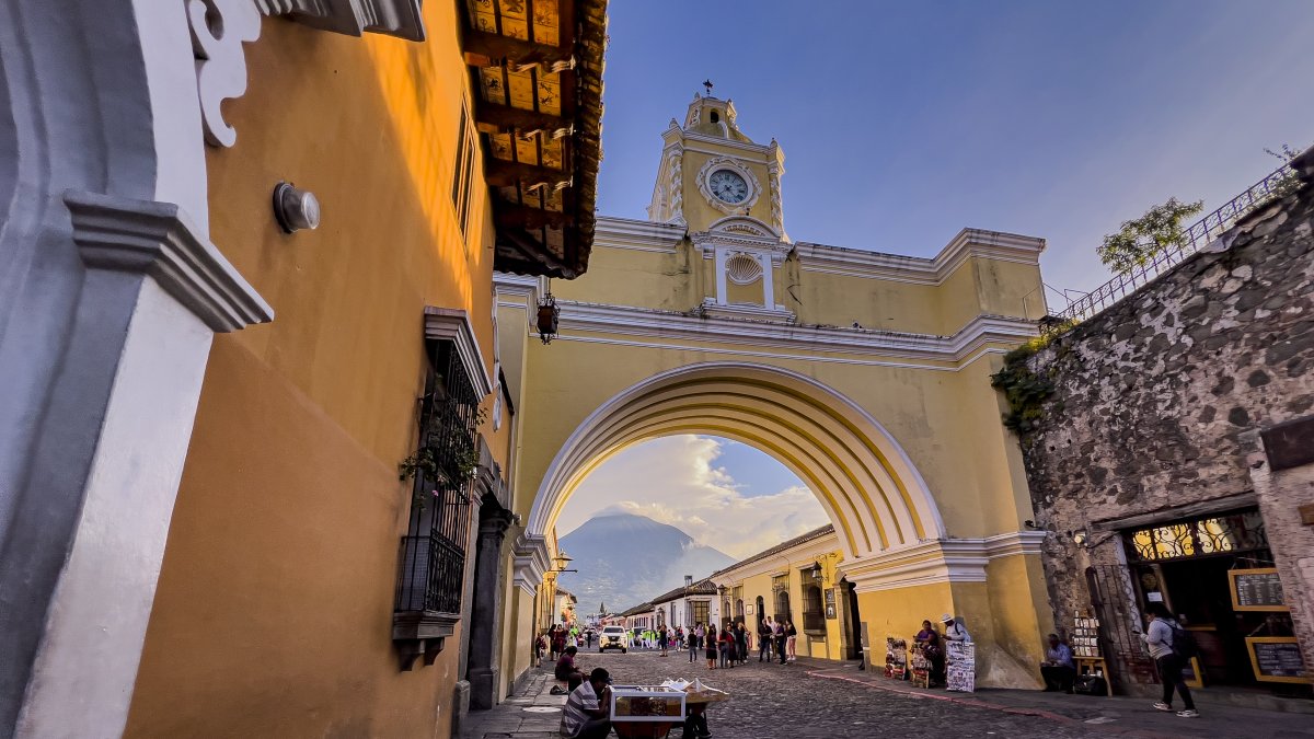 Antigua en Guatemala, es inolvidable,  tanto por su pasado histórico como por su vida contemporánea, esa que llama tanto la atención cada año a miles de extranjeros que la  disfrutan.
