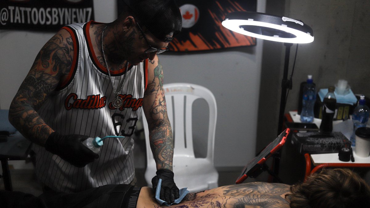 La Paz. Una persona se tatúa durante la sexta versión de la 'Art Tattoo Bolivia.