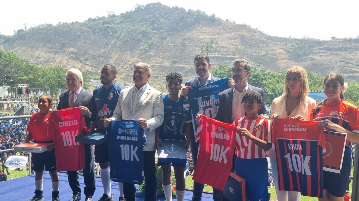 El presidente de Atlético de Madrid, Enrique Cerezo (i) y el alcalde de Guayaquil Aquiles Álvarez (c) destacaron entre las personalidades en la Ciudad Deportiva Carlos Pérez Perasso