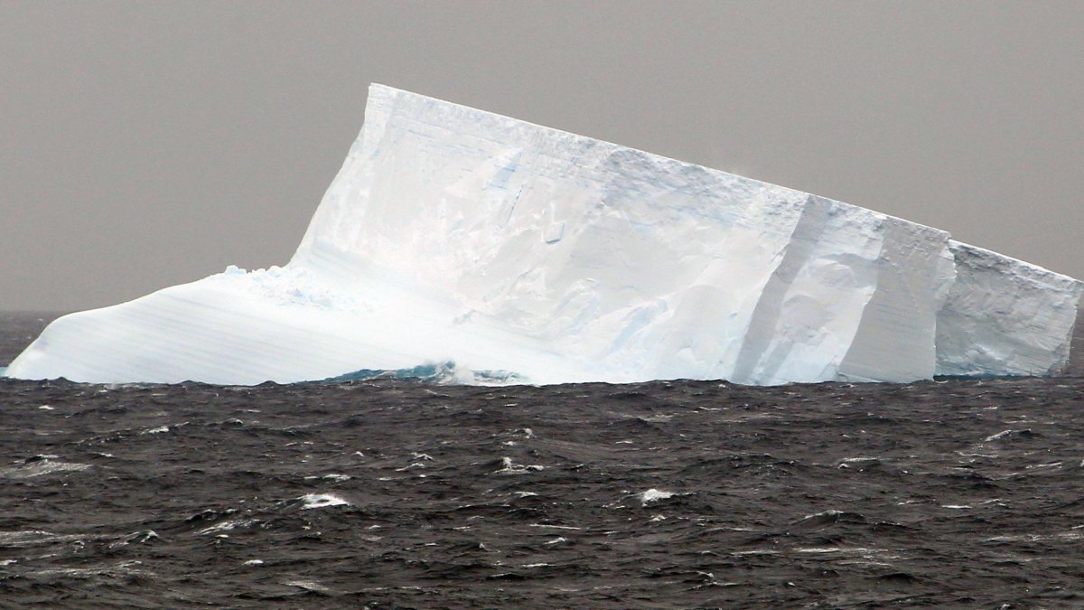 Vista de un témpano de hielo en el Antártico, en una imagen de archivo.