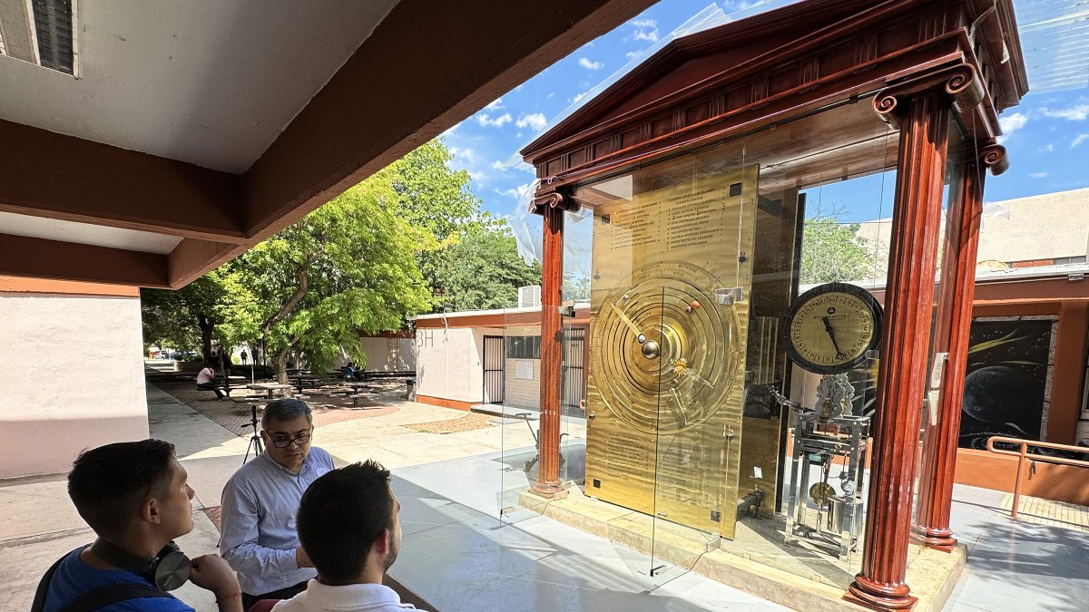Visitantes observan la recreación del 'mecanismo de Anticitera', el 5 de noviembre de 2024, expuesto en la Universidad de Sonora, en el municipio de Hermosillo en Sonora (México)