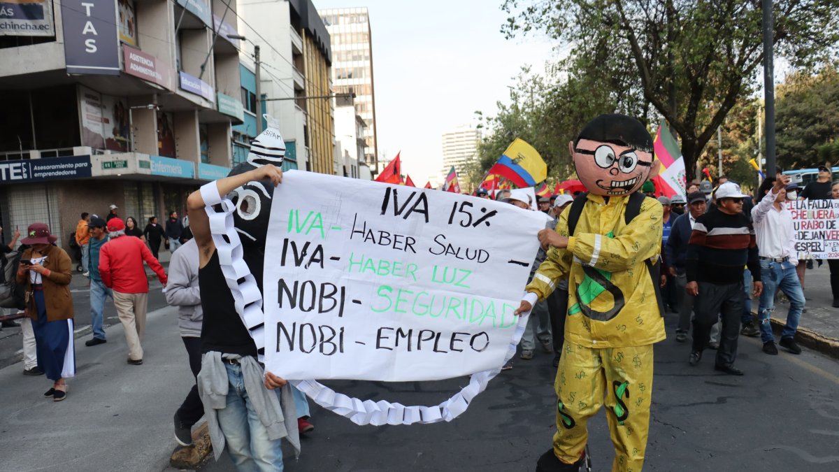 Organizaciones sociales protestan contra Noboa en Quito.