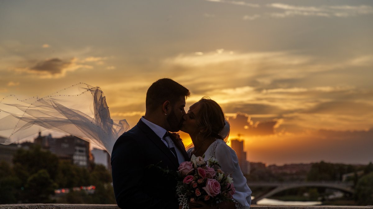 En la imagen de archivo, unos novios se besan al atardecer. EFE/JAVIER BELVER