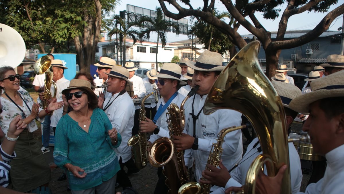 Diversión. La Banda Municipal llegó a Urdesa Central y tocó canciones alusivas a Guayaquil y otras que pusieron a todos a bailar.