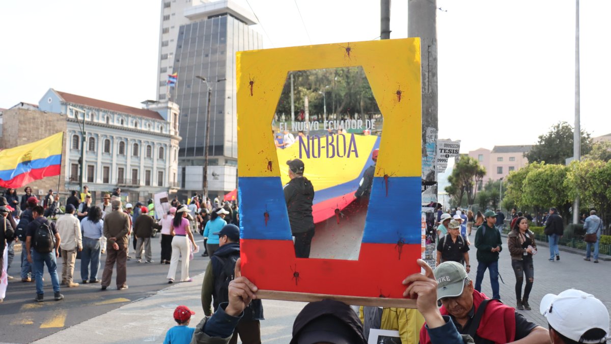 Organizaciones sociales recorren las calles de Quito este jueves 21 de noviembre.