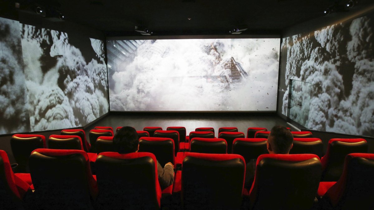En la imagen de archivo, una pantalla de 270 grados muestra imágenes panorámicas en un cine en Seúl (Corea del Sur).