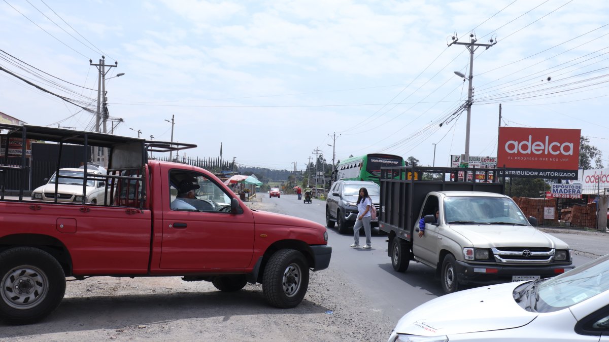 Una de las principales carencias se visibiliza a lo largo de la vía E35, donde la falta de semáforos, pasos cebras y paraderos dificulta la fluidez vial.