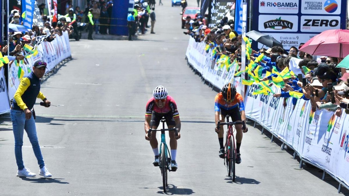 Robinson Chalapud (i) ganó la quinta etapa al ser más fuerte en el sprint.