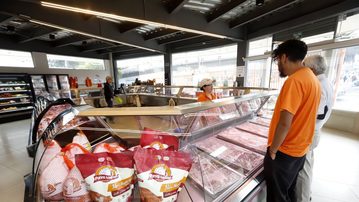 La venta de pavos poco a poco va en aumento debido a la cercanía de las fiestas de fin de año.