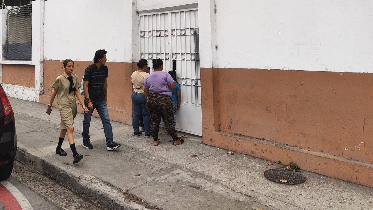 Institución. Madres piden información en escuela República de Costa Rica.