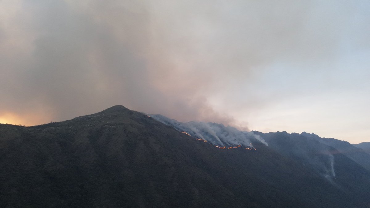 Foto del 14 de noviembre. El incendio forestal en el Parque Nacional Cajas ha deteriorado la calidad del aire en Cuenca, obligando a declarar el estado de emergencia.