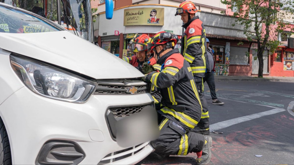 El 13 de noviembre dos personas resultaron heridas en un siniestro de tránsito en la av. Veintimilla y Juan León Mera.
