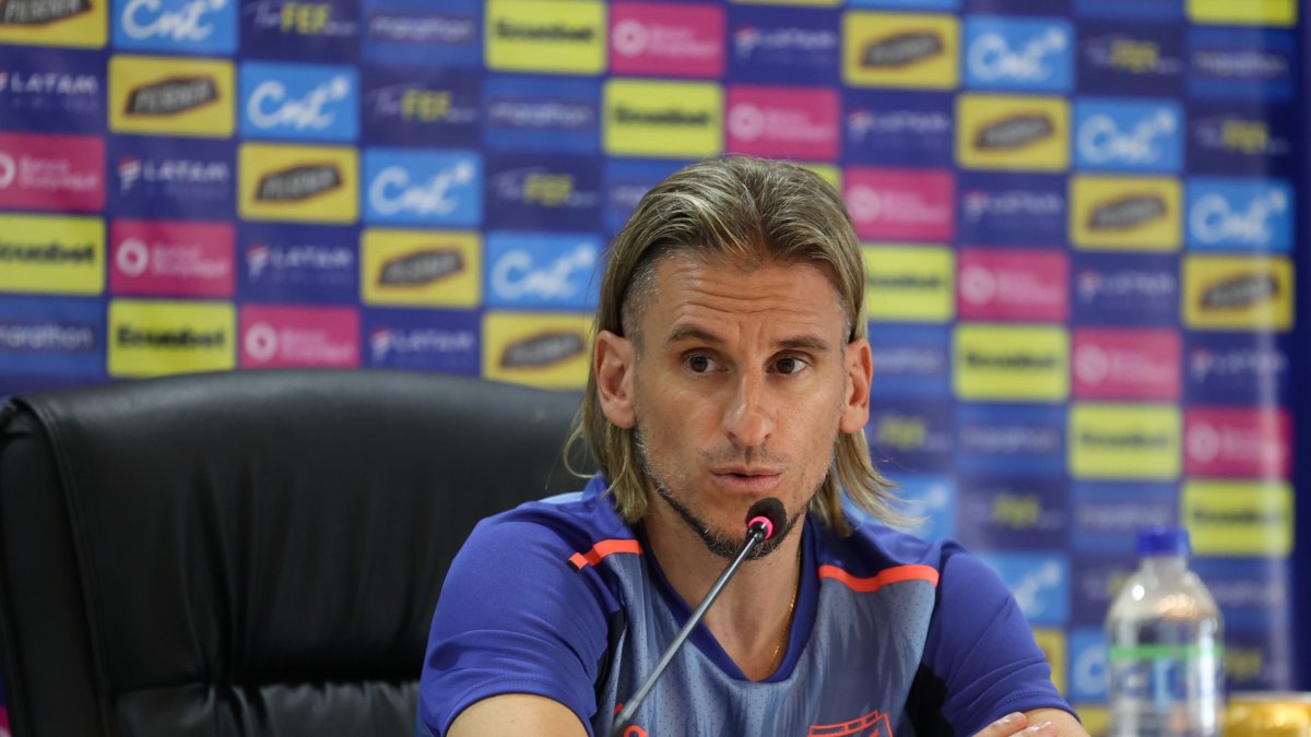 Sebastián Beccacece habla en rueda de prensa del sábado 16 de noviembre, en el estadio George Capwell.