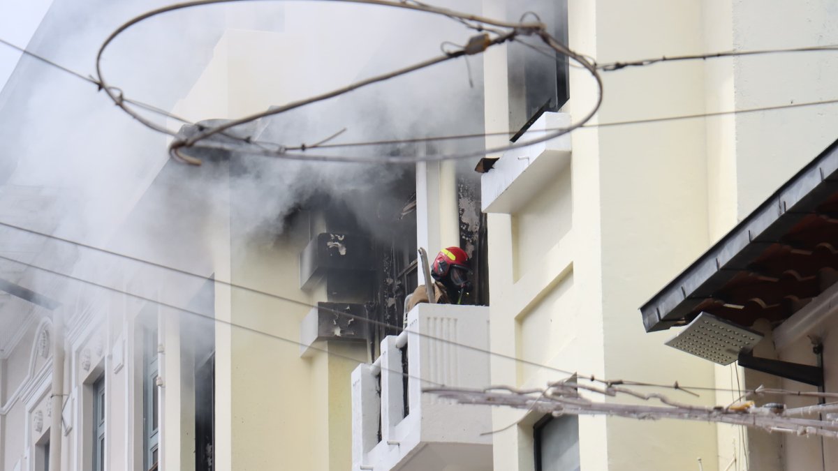 El fuego se originó en el tercer piso de la vivienda.