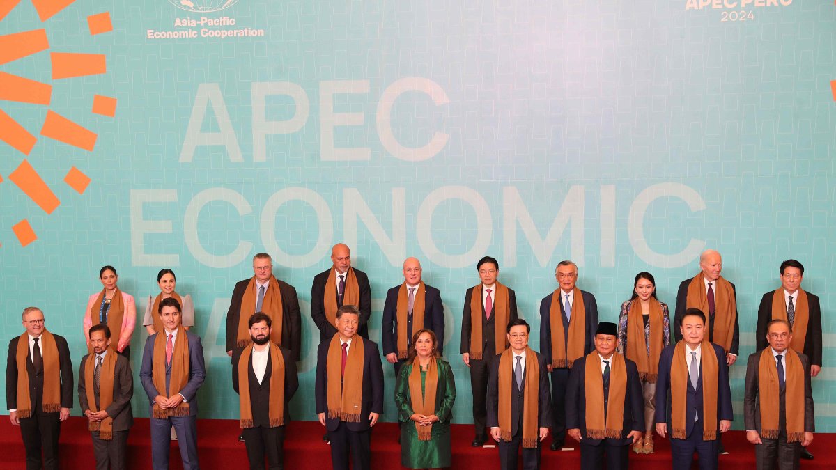 Los líderes de las economías APEC posan para la foto oficial