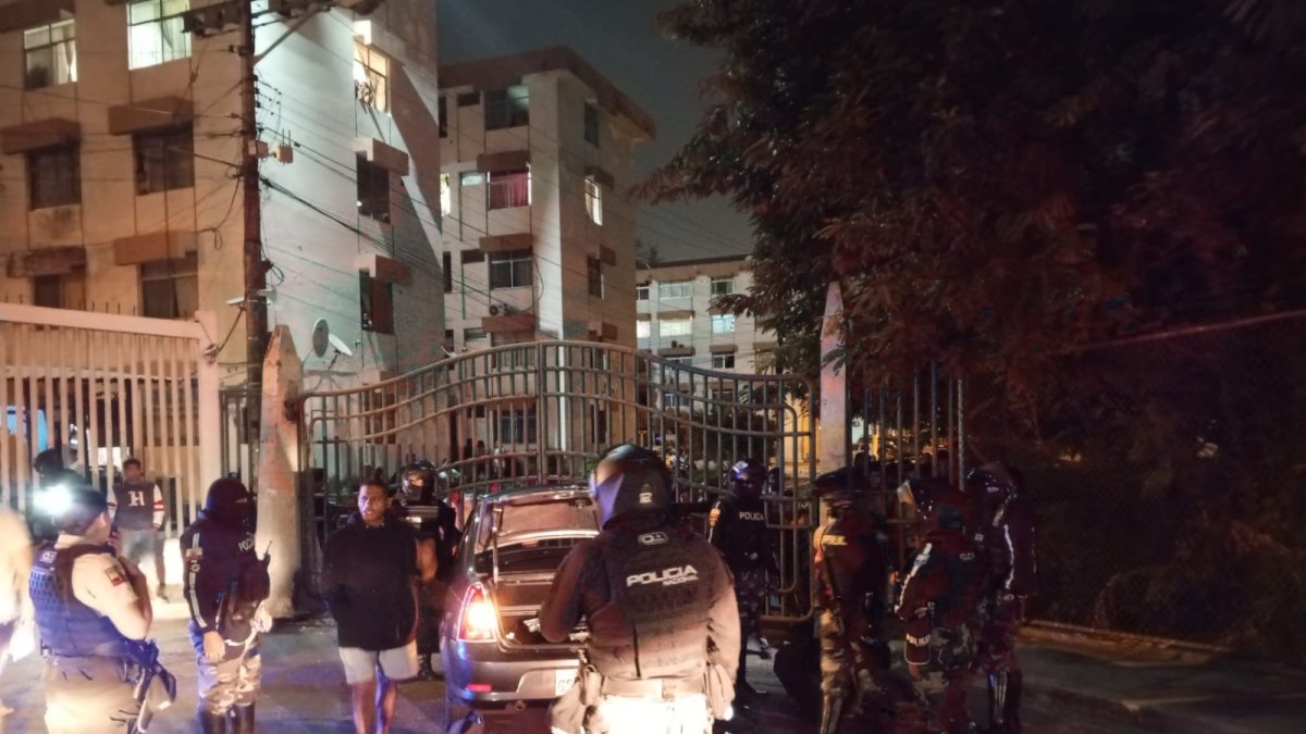 La Policía capturó a dos personas y una fue llevada al hospital.