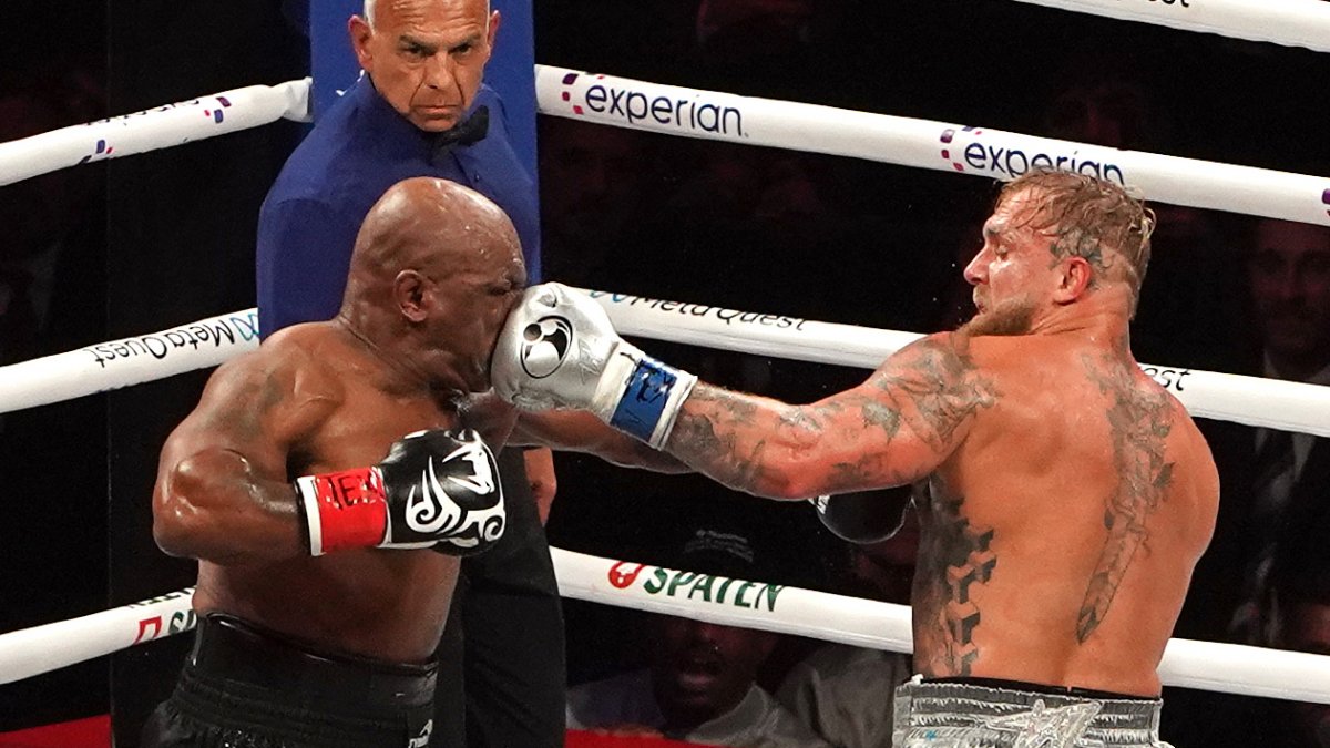 Jake Paul (d) derrotó a Mike Tyson (i). Es su décimo triunfo en el boxeo.